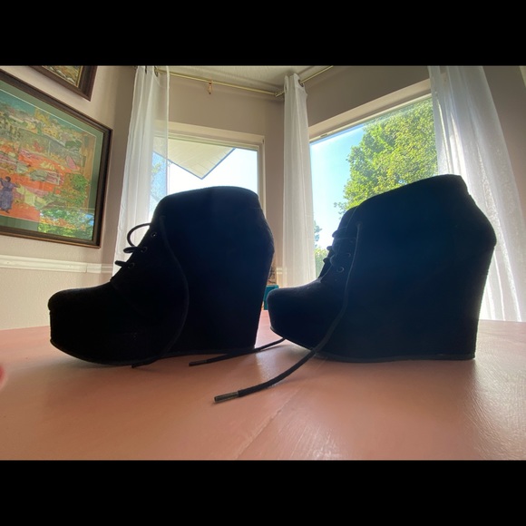 Soda woman’s size 8 wedge booties - Picture 3 of 5